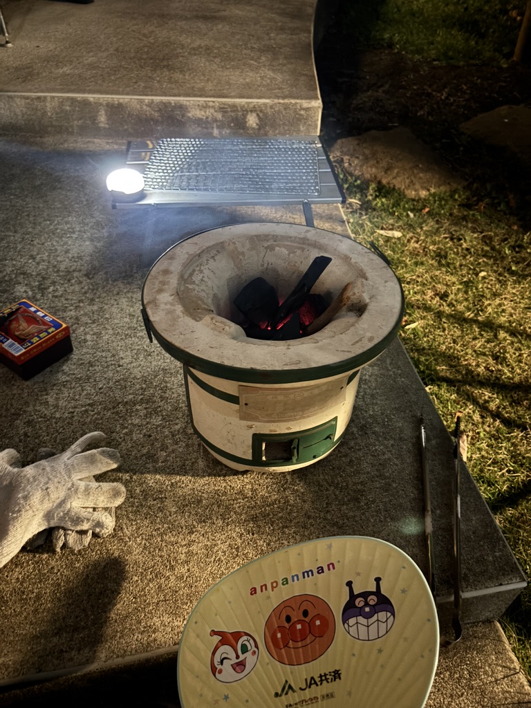 火熾し中のアンパンマンうちわと七輪