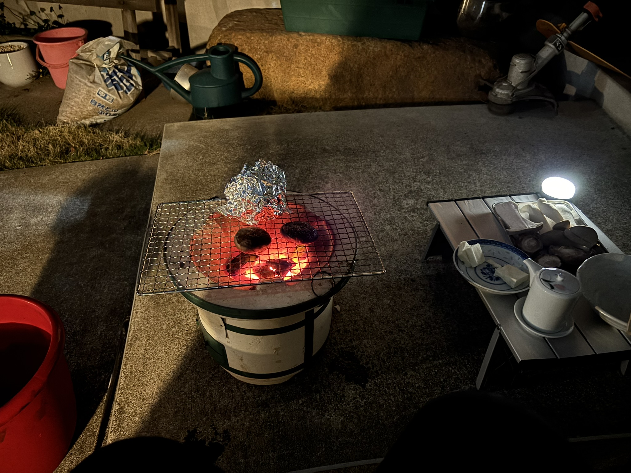 食材を焼きながら